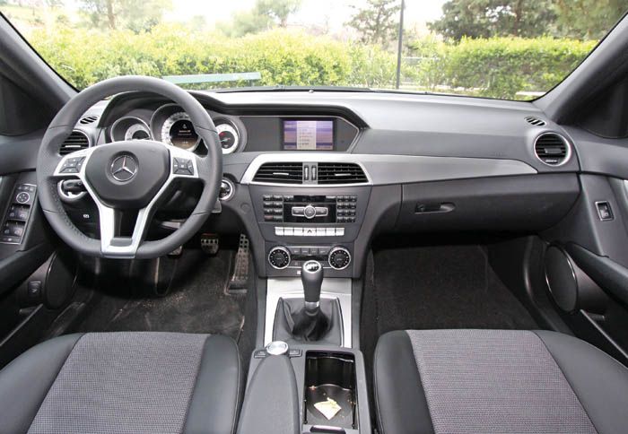 Μετά την ανανέωση, το εσωτερικό της C-Class αναβαθμίστηκε θυμίζοντας E-Class σε αισθητική. 